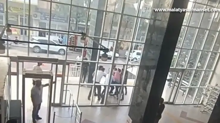 Defterdarlık binası önünde kavga