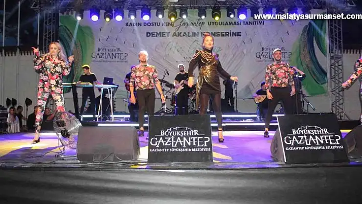 Demet Akalın Gazianteplileri coşturdu