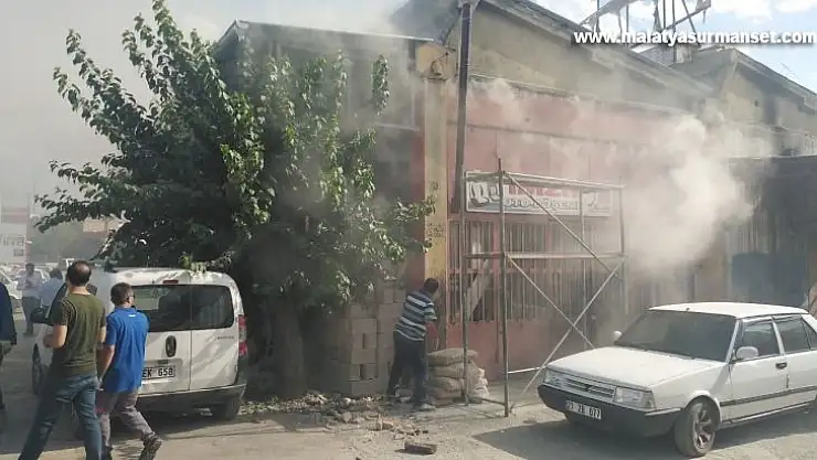 Demir çubuktan sıçrayan kıvılcım oto aksesuar dükkanını tutuşturdu