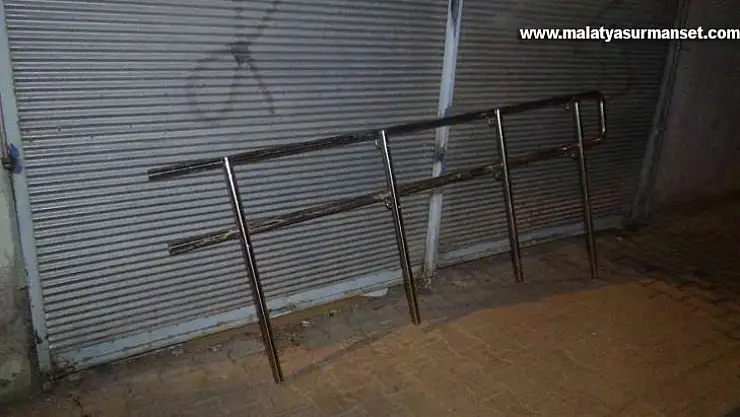 Demir korkulukları çalan şahıslar bekçilerden kaçamadı