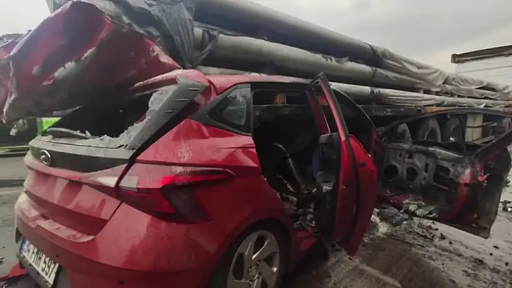 Demir Yüklü Tıra Çarpan Otomobilin Sürücüsü Öldü