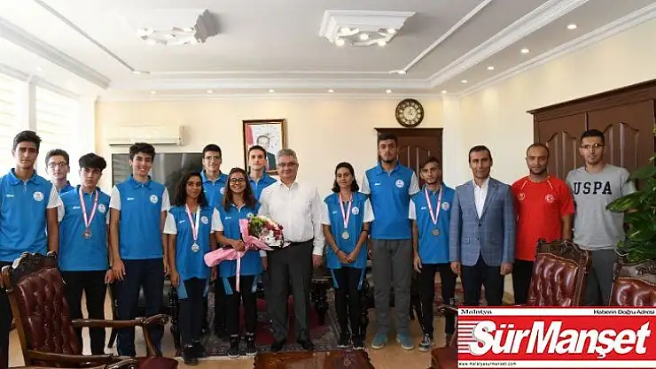 Deniz küreği şampiyonlarından Vali Pekmez'e ziyaret