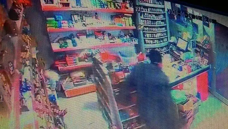 Deprem anında kendisini dışarı attı, yaralanmaktan son anda kurtuldu