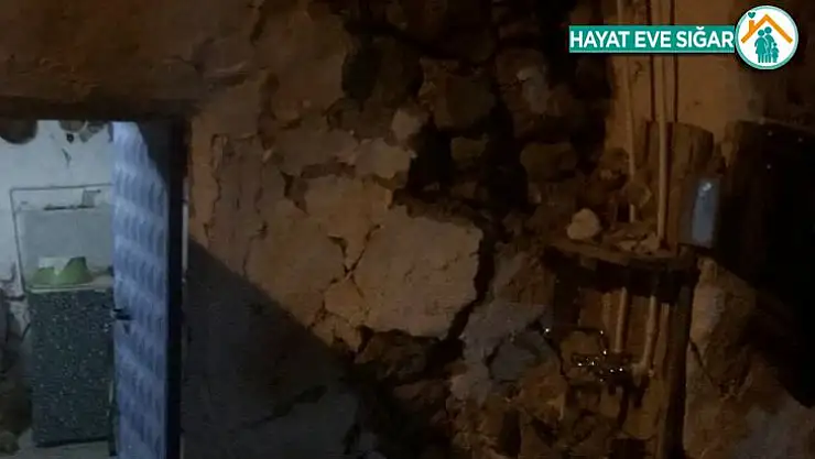 Deprem bazı köy evlerine hasar verdi, kayalar yuvarlandı
