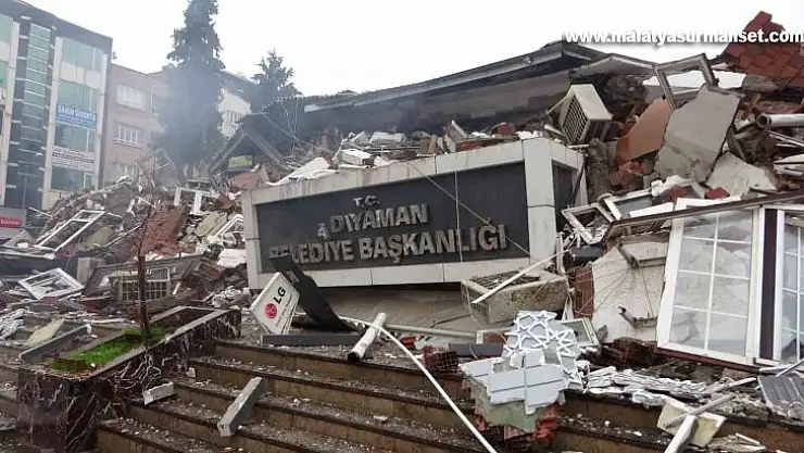 Deprem belediye binasını ve camileri yıktı