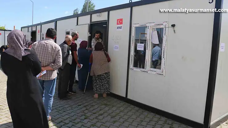 Deprem bölgesi Malatya'da vatandaşlar oy kullanmaya devam ediyor