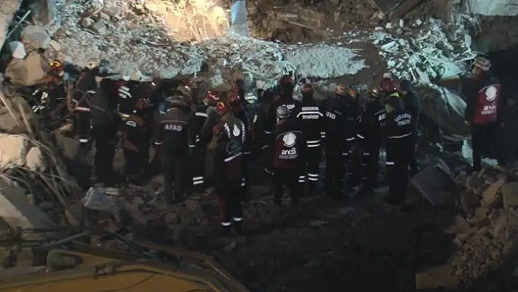 Deprem'de bir kişinin daha cansız bedenine ulaşıldı