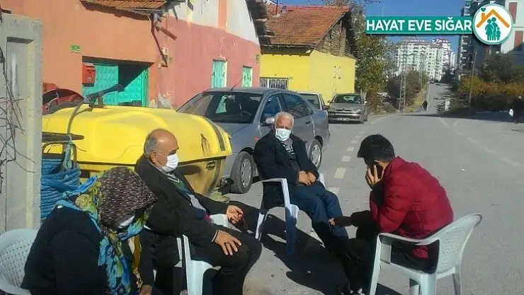 Deprem korkusu nedeniyle evlerine giremiyorlar