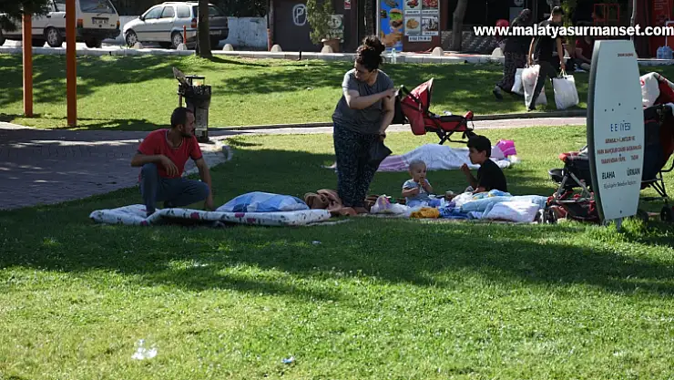 Deprem nedeniyle bazı vatandaşlar parklarda sabahladı