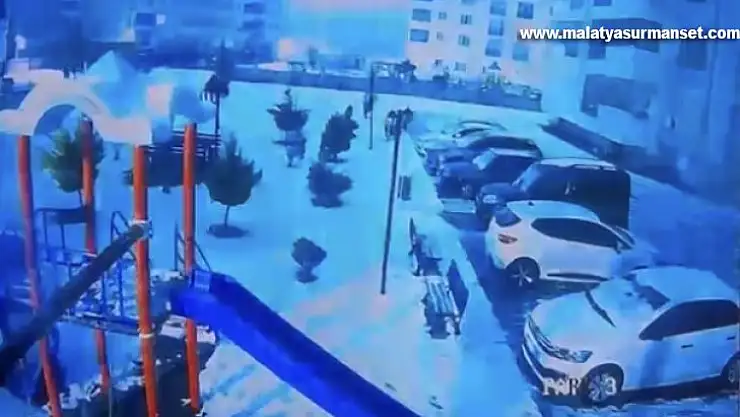 Deprem sırasındaki ürkütücü ışık kameralara yansıdı