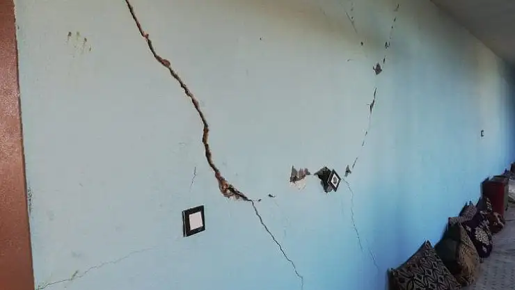 Deprem sonrası Çınar'da bazı evlerin duvarlarında çatlaklar oluştu