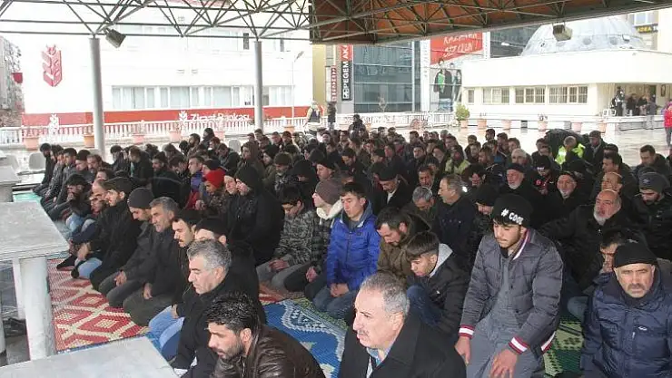 Deprem sonrası ilk Cuma namazında Elazığ'da camiler doldu, taştı