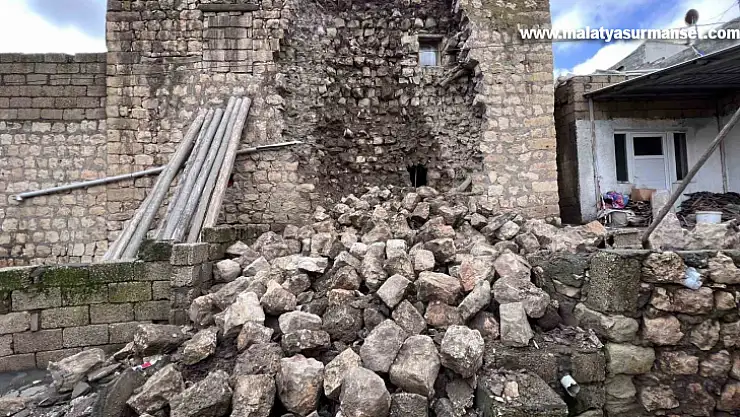 Depremde ağır hasar alan ev, şiddetli yağışta yıkıldı
