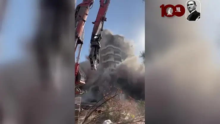 Depremde ağır hasar gören 12 katlı bina yıkım esnasında çöktü