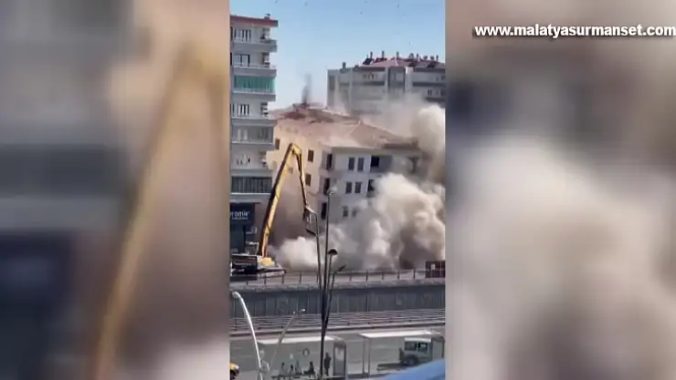 Depremde ağır hasar gören 7 katlı bina yıkım esnasında çöktü
