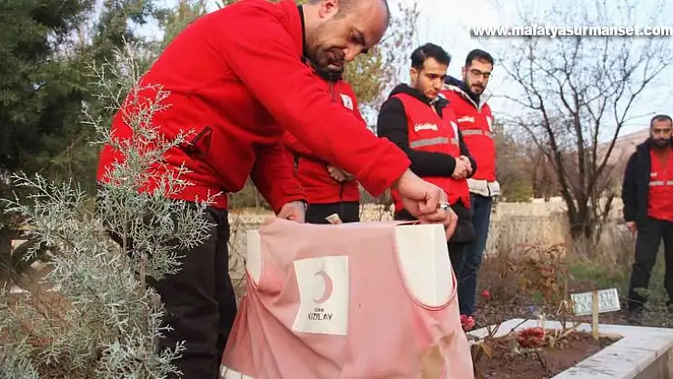 Depremde doğan ve depremde hayatını kaybeden Miraç'ın kabri başındaki detay yürek burktu