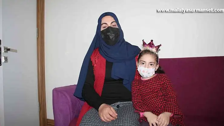 Depremde eşini ve oğlunu kaybeden, kızı ile enkazdan çıkartılan anne o anları anlattı