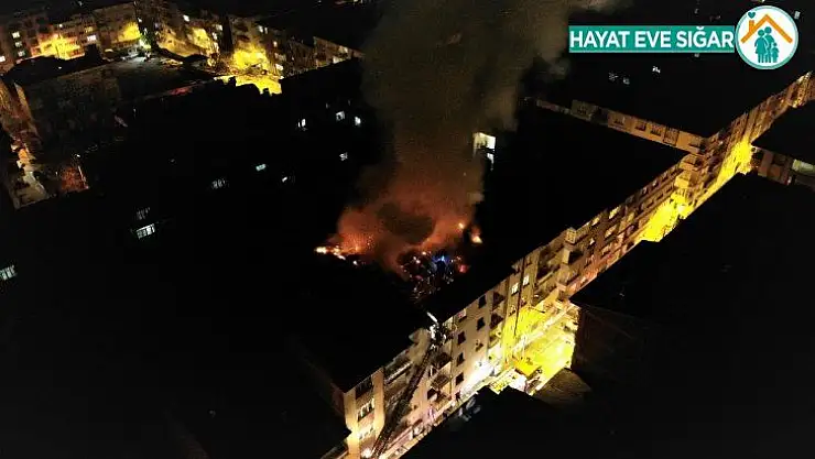 Depremde hasar alan binanın çatısı yandı