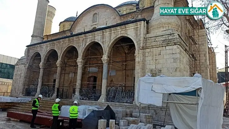 Depremde hasar gören caminin restorasyonu sürüyor