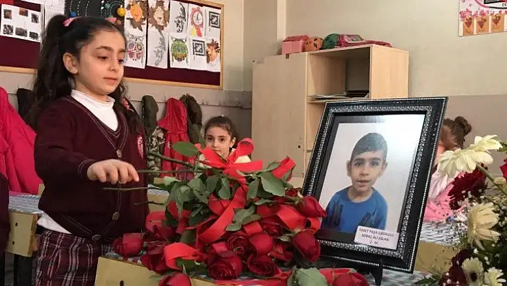 Depremde hayatını kaybeden Miraç Ali'nin arkadaşları ilk derse hüzünlü başladı