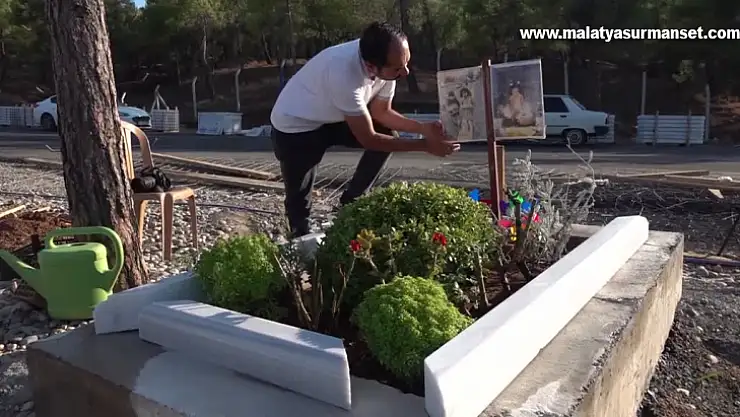 Depremde kaybettiği ailesinin mezarına hediyelerle geliyor