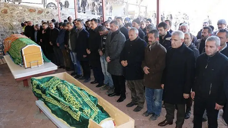 Depremde ölen anne ve oğlu defnedildi