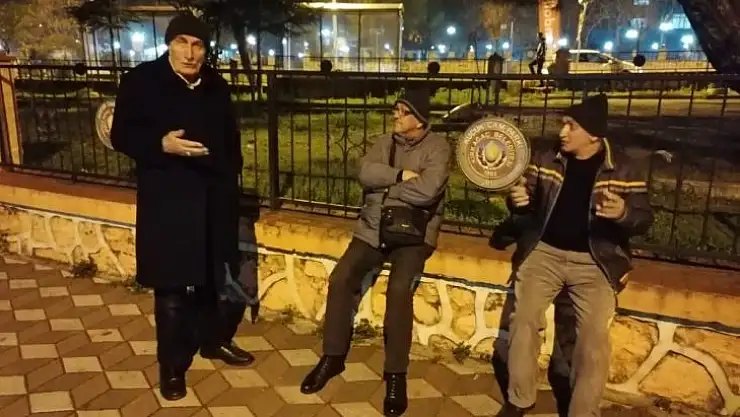 Depremde panik yaşayan vatandaşlar sokaklara döküldü