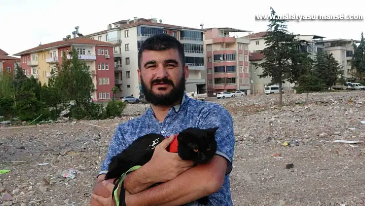 Depremde yıkılan evinin enkazında 11 gün sonra bulunan kedisine gözü gibi bakıyor