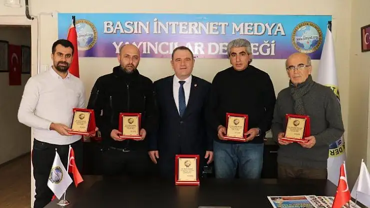 BİMYAD' dan Çalışan Gazetecilere Plaket