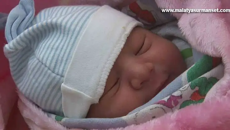 Depremden 12 gün sonra 04.17'de dünyaya geldi