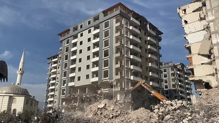Depremlerde ağır hasar alan 3 bina kontrollü yıkıldı