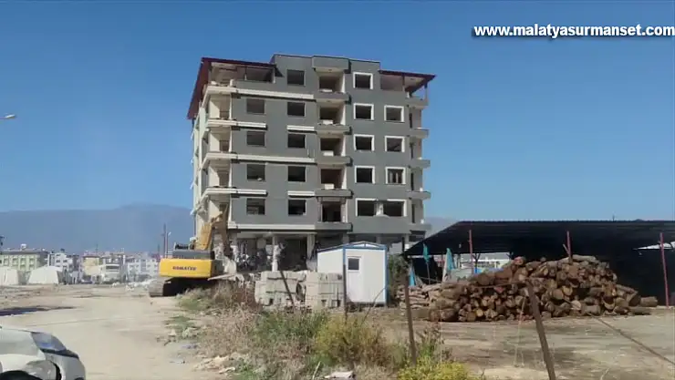 Depremlerde ağır hasar alan 5 katlı bina kontrollü yıkıldı