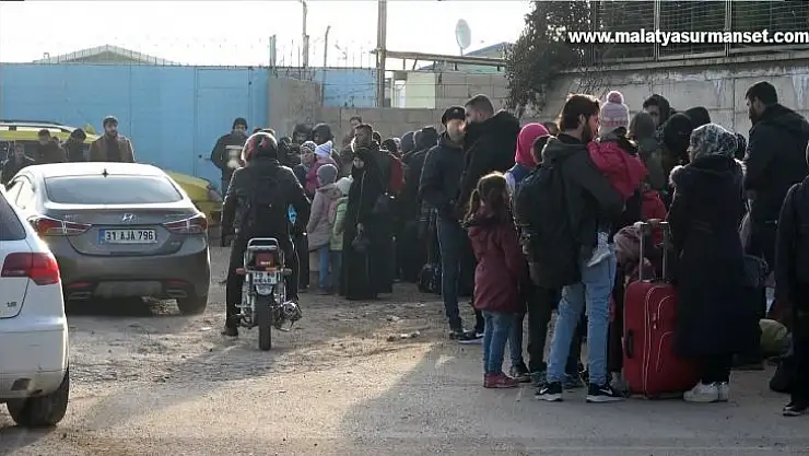 Depremlerden dolayı Suriyeliler ülkelerine dönüyor