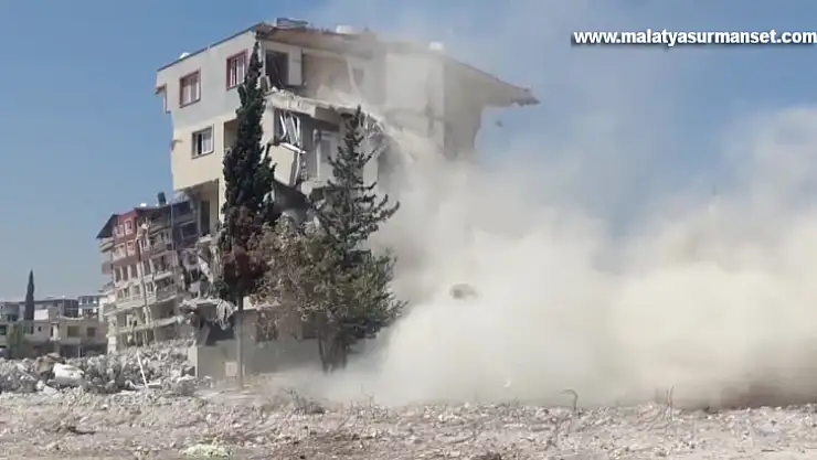 Depremlerden etkilenen Hatay'da ağır hasarlı binaların yıkımı sürüyor