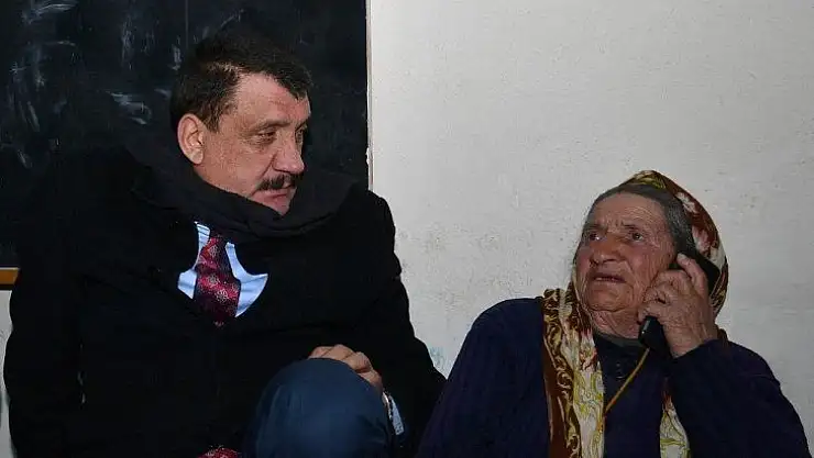 Depremzede Cemile teyzeye Başkan Gürkan sahip çıktı
