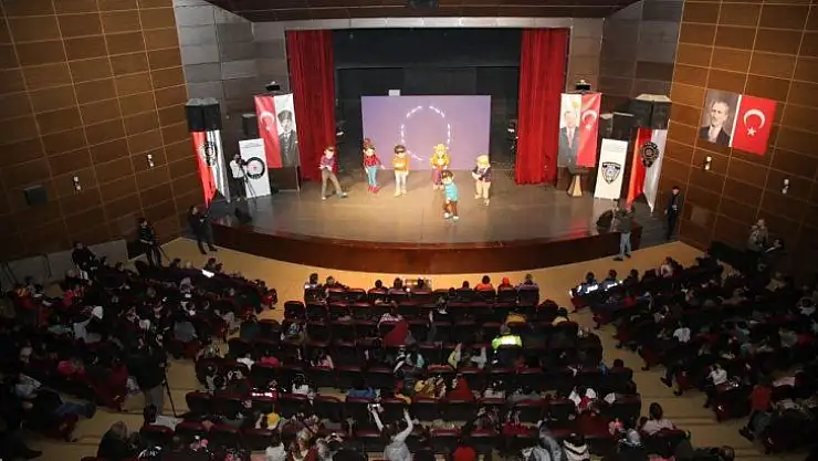 Depremzede çocuklar, Rafadan Tayfa ekibiyle doyasıya eğlendi