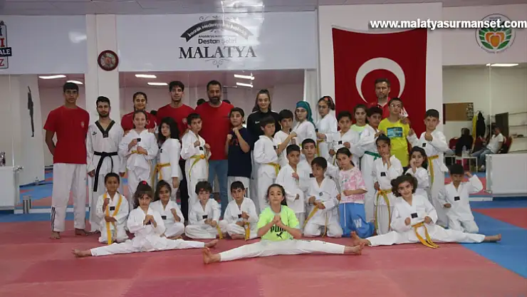 Depremzede tekvandocular, afetin izlerini sporla silmeye çalışıyor