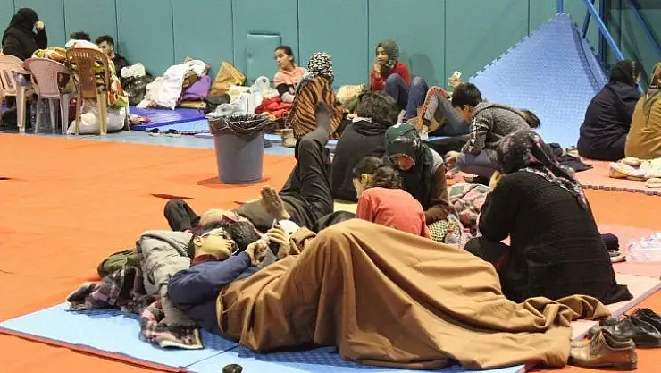 Depremzedeler geceyi spor salonunda geçiriyor