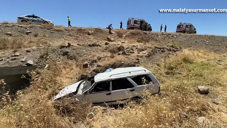 Dere yatağına devrilen otomobildeki 1 kişi öldü, 2 kişi yaralandı