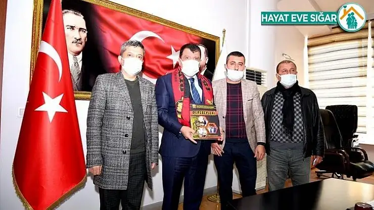 Derebeyleri Taraftarlar Derneği Taraftar Dergisinin ilk sayısını Gürkan'a sundu