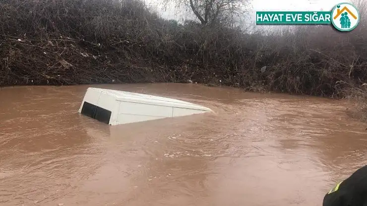 Dereye düşüp sürüklenen aracın sürücüsü aranıyor