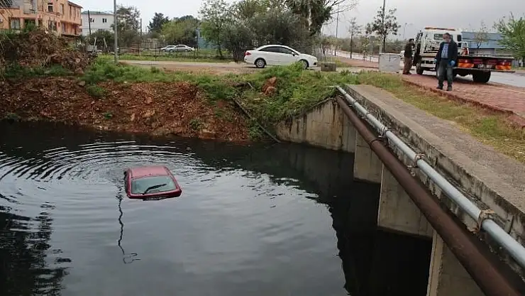 Dereye uçan aracında kurtarılmayı bekledi