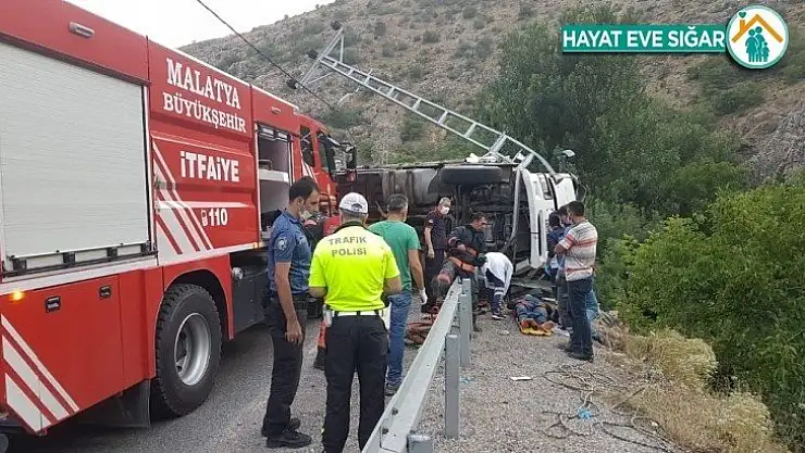 Devrilen kamyonda sıkışan sürücü güçlükle kurtarıldı