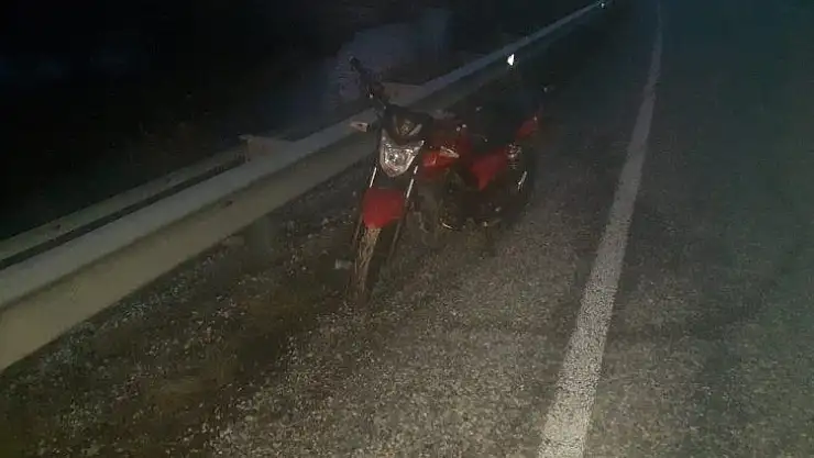 Devrilen motosiklet sürücüsü yaralandı