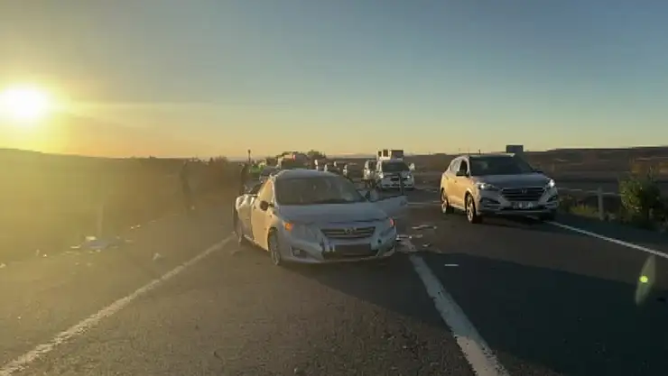 Devrilen otomobildeki 2 kişi öldü, 3 kişi yaralandı