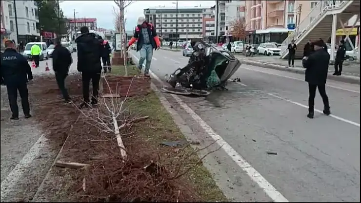 Devrilen otomobildeki 3 kişi yaralandı