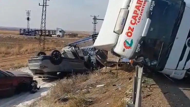 Devrilen tırda bulunan milyonluk araçlar hasar gördü