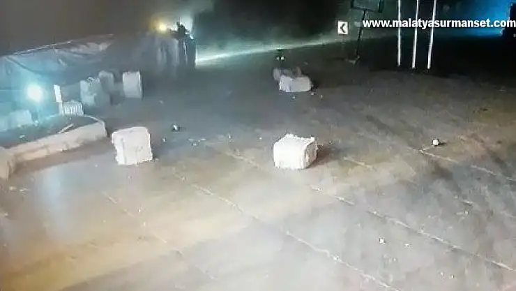 Devrilen tırın dorsesindeki pamuk balyaları etrafa saçıldı