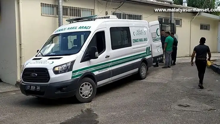 Devrilen traktörün altında kalan beş çocuk babası hayatını kaybetti