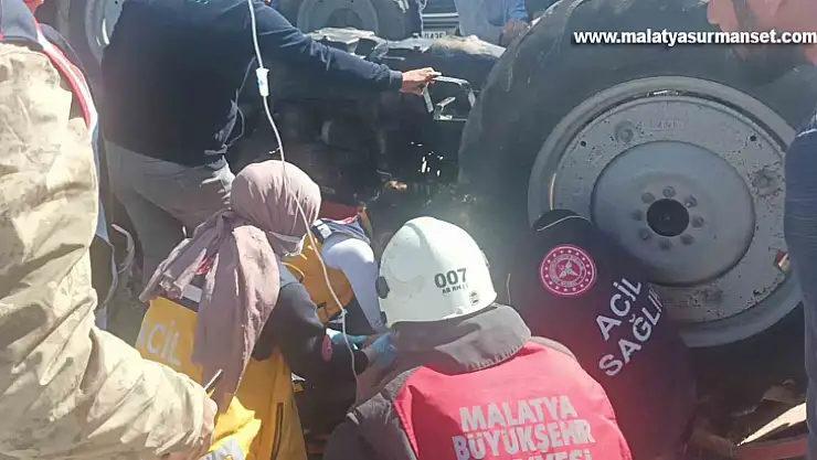 Devrilen traktörün altında kalan sürücü yaralandı